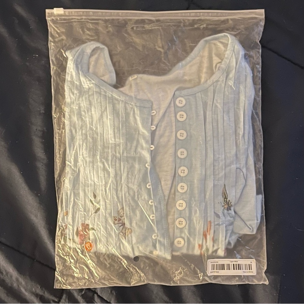 Butterfly Floral V Neck Button Top Light Blue XL - Picture 2 of 2